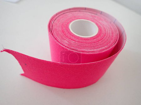Foto de Roll of a pink physiotherapy tape ready to use - Imagen libre de derechos