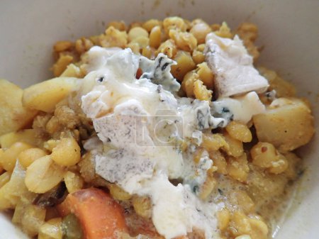 Téléchargez les photos : Portion de soupe au curry de légumes dans un bol - en image libre de droit