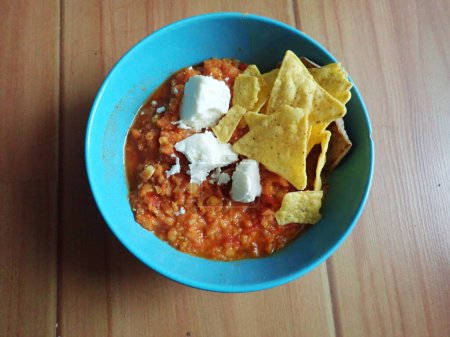 Téléchargez les photos : Portion de soupe au curry de légumes dans un bol - en image libre de droit