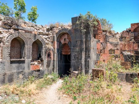 Téléchargez les photos : Belle havuts goudron monastère ruine à Khosrov réserve naturelle en arménie - en image libre de droit