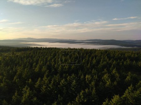 Téléchargez les photos : Belles montagnes tchèque jizerske hory en vacances d'été - en image libre de droit