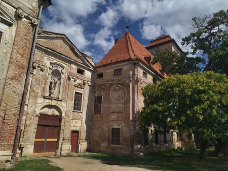 Téléchargez les photos : Vieux château abandonné dans le sud de la Moravie République tchèque - en image libre de droit