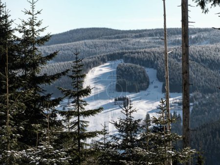 Téléchargez les photos : Belles montagnes géantes Krkonose en République tchèque en hiver avec de la neige - en image libre de droit
