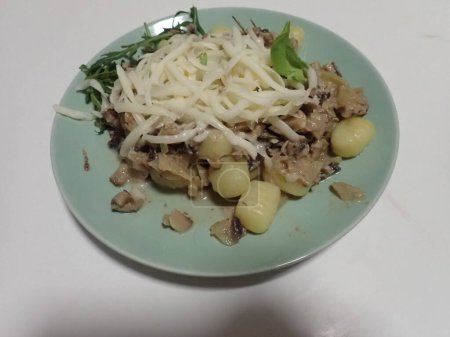 Portion Gnochi mit Pilzsoße und Käse 