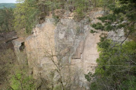 falaise d'escalade naturelle dans une ancienne mine de granit