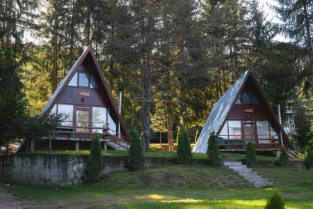 Téléchargez les photos : Deux belles petites villas dans un hôtel de villégiature en forêt. - en image libre de droit