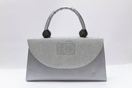 Damenhandtasche mit glänzenden kleinen Diomanden ganz in grau.