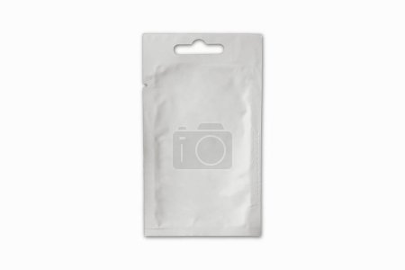 Téléchargez les photos : Sac plastique cosmétique en papier blanc blanc sac maquette isolé sur fond blanc. entreposage médical, emballage de préservatif. - en image libre de droit