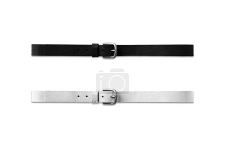 Foto de Cinturones blancos y negros aislados sobre fondo blanco - Imagen libre de derechos