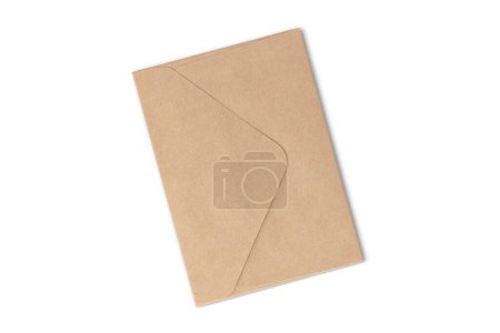 Téléchargez les photos : Enveloppe en papier kraft avec maquette de carte postale noire isolée sur fond blanc. Rendu 3d. - en image libre de droit