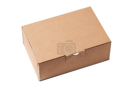 Boîte en carton isolée sur fond blanc