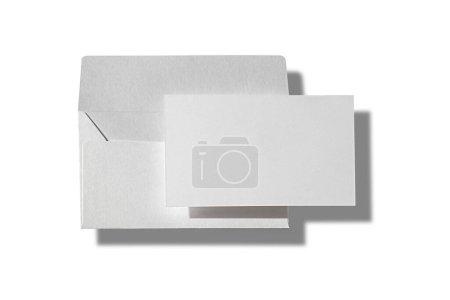 Foto de Sobres abiertos en blanco con tarjeta de felicitación o invitación mockup aislado sobre fondo blanco. renderizado 3d. - Imagen libre de derechos