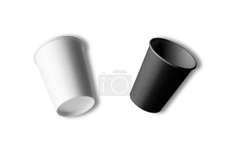 Téléchargez les photos : Tasses à café en papier blanc et noir isolé sur fond blanc - en image libre de droit