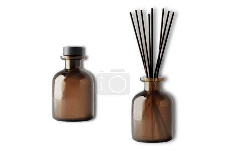 Téléchargez les photos : Arôme parfum roseau diffuseur bouteilles en verre maquette isolé sur fond blanc.. - en image libre de droit