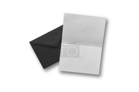 Téléchargez les photos : Enveloppe noire avec invitation pliée ou maquette de carte de vœux isolée sur fond blanc. Rendu 3d. - en image libre de droit