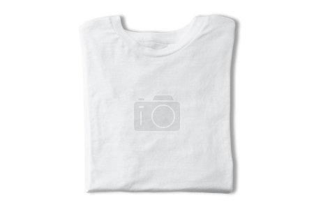 Téléchargez les photos : T-shirt blanc plié blanc blanc mockup isolé sur fond blanc.3d rendu. - en image libre de droit