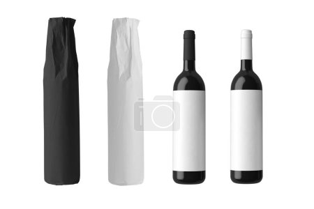 Téléchargez les photos : Deux bouteilles de vin enveloppées dans du papier. Modèle de bouteille de vin enveloppé en papier noir et blanc isolé sur fond blanc. Rendu 3d. - en image libre de droit