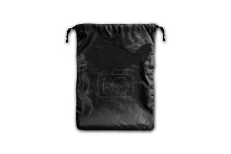 Schwarzer Kordelzug faltig Tasche Attrappe isoliert auf dem Hintergrund. Kleine Stofftasche aus Baumwolle. Isolierter Beutel. 3D-Darstellung.