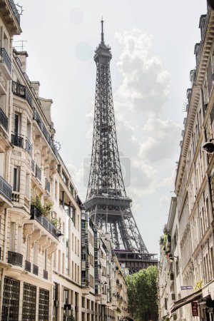 Foto de Torre Eiffel entre edificios en la antigua calle de París stock photo - Imagen libre de derechos