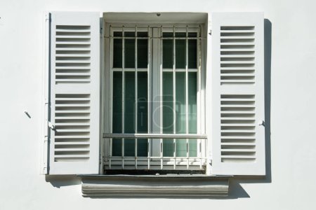 Weißes Fenster mit Rollläden Archivfoto