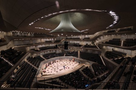 Foto de Hamburgo, Alemania - Sept 2022: Interior de la sala de conciertos principal de Elbphilharmonie, famosa sala filarmónica construida a orillas del río Elba diseñada por Herzog de Meuron - Imagen libre de derechos