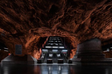 Foto de Estocolmo, Suecia - Sept 2022: Radhuset moderna estación de metro en Estocolmo Tunnelbana sistema de metro - Imagen libre de derechos