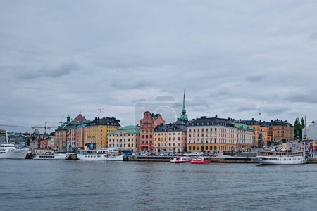 Foto de Estocolmo, Suecia - Sept 2022: Paisaje urbano y horizonte de la ciudad Stadsholmen, Gamla Stan - Imagen libre de derechos