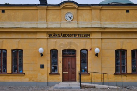 Téléchargez les photos : Stockholm, Suède - Sept 2022 : Façade de peinture jaune de Skargardsstiftelsen La Fondation de l'archipel de Skeppsholmen - en image libre de droit