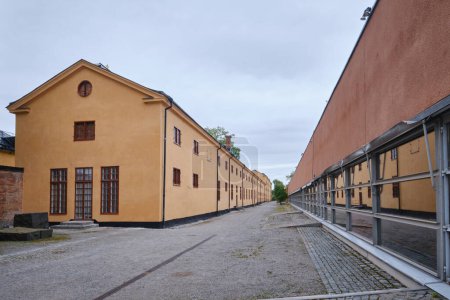 Téléchargez les photos : Stockholm, Suède - Sept 2022 : Vieux bâtiments traditionnels jaunes de Skeppsholmen - en image libre de droit