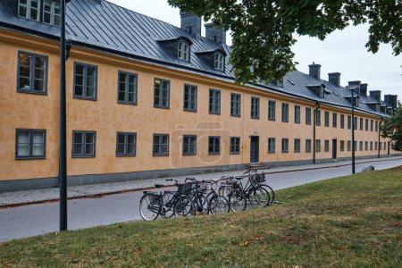 Téléchargez les photos : Stockholm, Suède - Sept 2022 : Vieux bâtiments traditionnels jaunes de Skeppsholmen - en image libre de droit