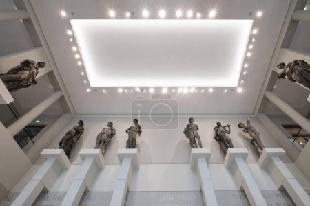 Foto de Berlín, Alemania - Sept 2022: Berlín, Alemania - Sept 2022: Vista interior del Humboldt Forum es un museo dedicado a la historia humana, el arte y la cultura, situado en el Palacio de Berlín en la Isla de los Museos - Imagen libre de derechos