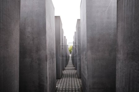 Foto de Berlín, Alemania - Sept 2022: Bloques de hormigón del Monumento al Holocausto cerca de la Puerta de Brandeburgo en Berlín Mitte - Imagen libre de derechos