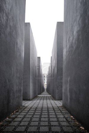 Téléchargez les photos : Berlin, Allemagne - Sept 2022 : Blocs de béton du Mémorial de l'Holocauste près de la Porte de Brandebourg à Berlin Mitte - en image libre de droit