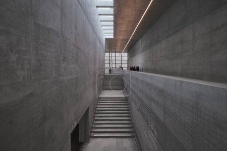 Téléchargez les photos : Berlin, Allemagne - Sept 2022 : L'intérieur moderne de la James Simon Gallery, Berlin Museum Island Visitor Center conçu par Chipperfield - en image libre de droit