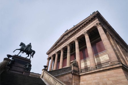 Foto de Berlín, Alemania - Sept 2022: Alte Nationalgalerie, edificio en la Isla de los Museos en el centro histórico de Berlín. - Imagen libre de derechos