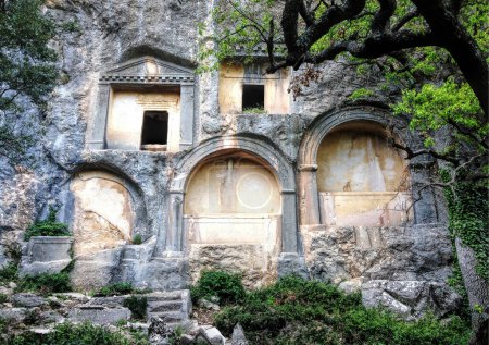 Téléchargez les photos : Antalya, Turquie, septembre 2014 : Sarcophage ou tombes rupestres en ruines de l'ancienne ville de Termessos - en image libre de droit