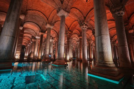 Foto de Estambul, Turquía - 4 de diciembre de 2022: Vista interior iluminada de la Cisterna Basílica o Yerebatan Sarnici en el distrito de Sultanahmet. Yerebatan es la cisterna subterránea más grande de Estambul - Imagen libre de derechos