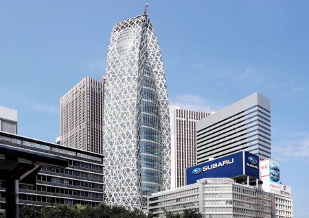 Foto de Tokyo, Japan - Sept, 2017: Futuristic skyscraper of the Tokyo mode gakuen cocoon tower designed by architect Noritaka Tange in the business district of Shinjuku, Nishi shinjuku - Imagen libre de derechos