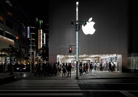 Foto de Tokio, Japón - Sept, 2017: Salida de la tienda Apple en la calle Ginza por la noche - Imagen libre de derechos