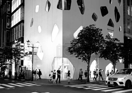 Téléchargez les photos : Tokyo, Japan - Sept, 2017: The Mikimoto Ginza flagship store in Tokyo. The building designed by the famous Japanese architect Toyo Ito - en image libre de droit