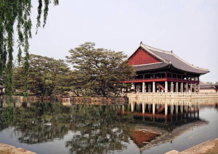 Foto de Seúl, Corea del Sur - mayo de 2019: Pabellón Gyeonghoeru en el Palacio Gyeongbokgung. "Royal Banquet Hall" sobre la construcción de la arquitectura tradicional coreana. - Imagen libre de derechos