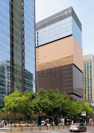 Téléchargez les photos : Séoul, Corée du Sud - Mai 2019 : L'architecture moderne des immeubles de bureaux se compose de différents blocs de matériaux - en image libre de droit