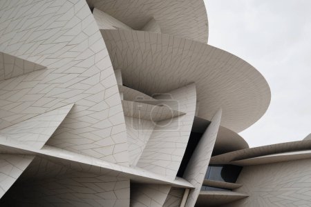 Foto de Doha, Qatar - Abril 2023: El Museo Nacional de Qatar diseñado por el arquitecto Jean Nouvel El museo tiene la forma de una rosa del desierto, inaugurado en marzo 2019 - Imagen libre de derechos