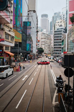 Téléchargez les photos : Hong Kong, Chine - 10 avril 2023 : Cabine rouge de Hong Kong et immeubles de grande hauteur de Causeway Bay - en image libre de droit