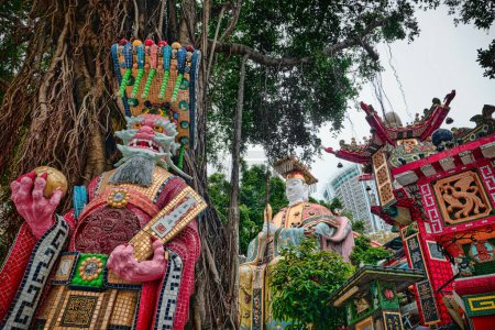 Téléchargez les photos : SAR de Hong Kong, Chine - Avril 2023 : Temple Kwan Yin (Guan Yin) dans le temple Tin Hau Statues colorées de Dieu à la baie Repulse est un temple taoïste pittoresque qui est populaire pour ses mosaïques colorées - en image libre de droit