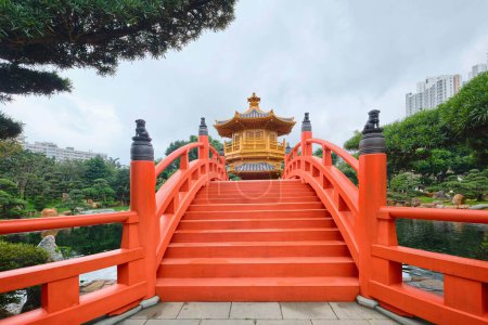Téléchargez les photos : Hong Kong - Avril 2023 : Pont en bois orange et pavillon doré d'une perfection absolue dans "Nan Lian Garden" dans "Chi Lin Nunnery" - en image libre de droit