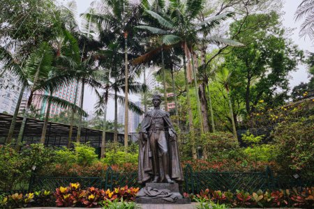 Foto de Hong Kong, China - 24 de abril de 2023: Estatua del rey Jorge VI en los jardines botánicos y zoológicos de Hong Kong - Imagen libre de derechos