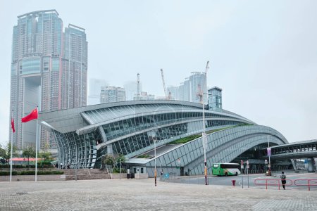 Téléchargez les photos : Hong Kong, Chine - 28 avril 2023 : Hong Kong West Kowloon Station. C'est la seule station dans la section de Hong Kong et se connecte à la section de Chine continentale par un tunnel dédié - en image libre de droit