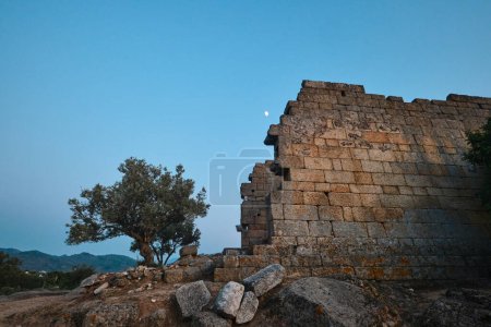 Téléchargez les photos : Bafa, Turkey - July 15, 2023: The ruins of ancient city of Herakleia and Latmos Athena temple located on the shore of Lake Bafa - en image libre de droit