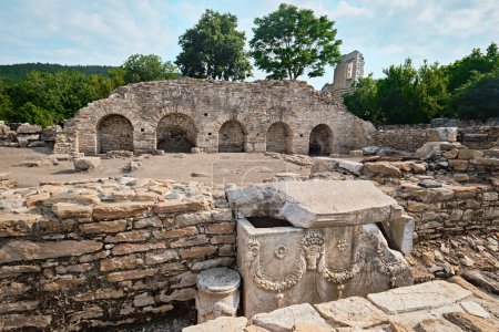Foto de Mugla, Turquía - 20 de julio de 2023: Restos arquitectónicos de la antigua ciudad de Stratonikeia - Imagen libre de derechos